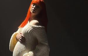 Для съемки Tarabarova выбрала свитер от украинского бренда Vihola