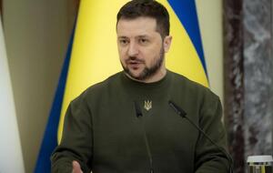 Украине необходимо до следующего отопительного сезона усилить защиту энергообъектов и провести работу по децентрализации энергетики, отметил Зеленский