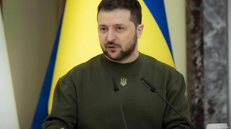 Украине необходимо до следующего отопительного сезона усилить защиту энергообъектов и провести работу по децентрализации энергетики, отметил Зеленский