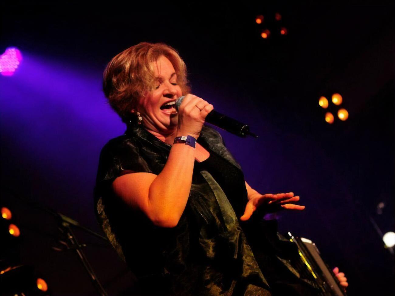 Белина: На пероні, на тихім пероні вже не чути далекого стуку. Хтось розсипав троянди червоні, чи то зустріч свою, чи розлуку