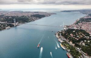 Судно с оружием шло через Босфор в сопровождении кораблей ВМФ РФ и прошло пролив в темное время суток, Naval News