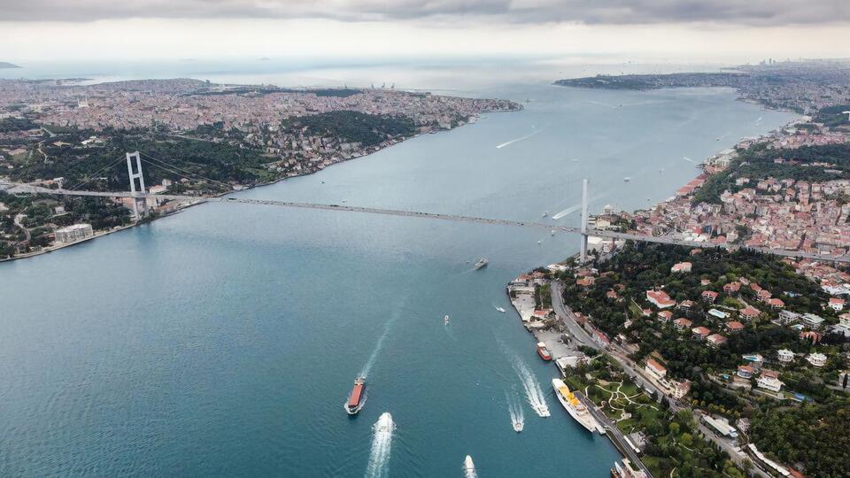 Судно с оружием шло через Босфор в сопровождении кораблей ВМФ РФ и прошло пролив в темное время суток, Naval News