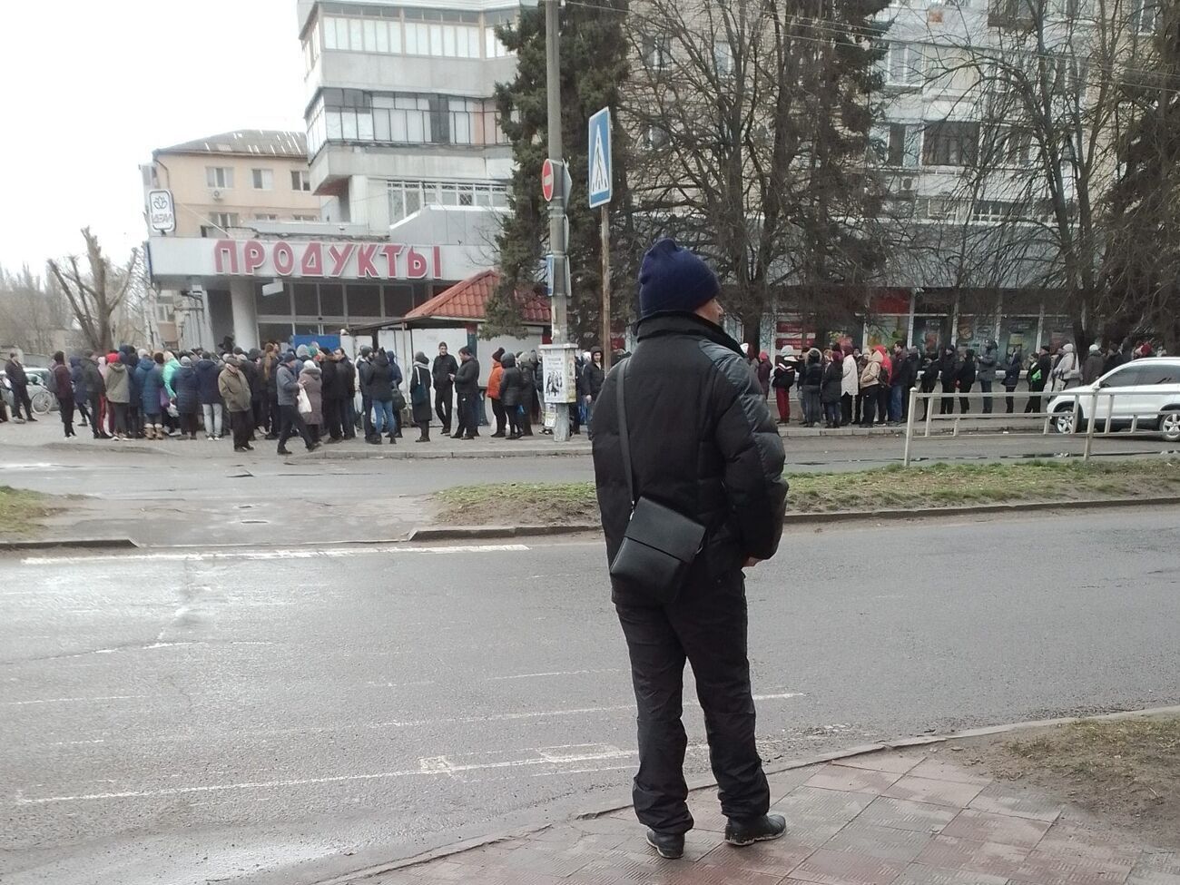 Люди скуповують у магазинах залишки продуктів. Березень 2022 року