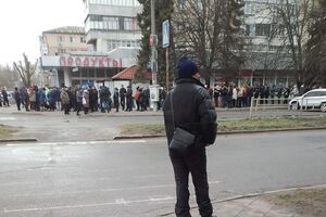 Люди скуповують у магазинах залишки продуктів. Березень 2022 року