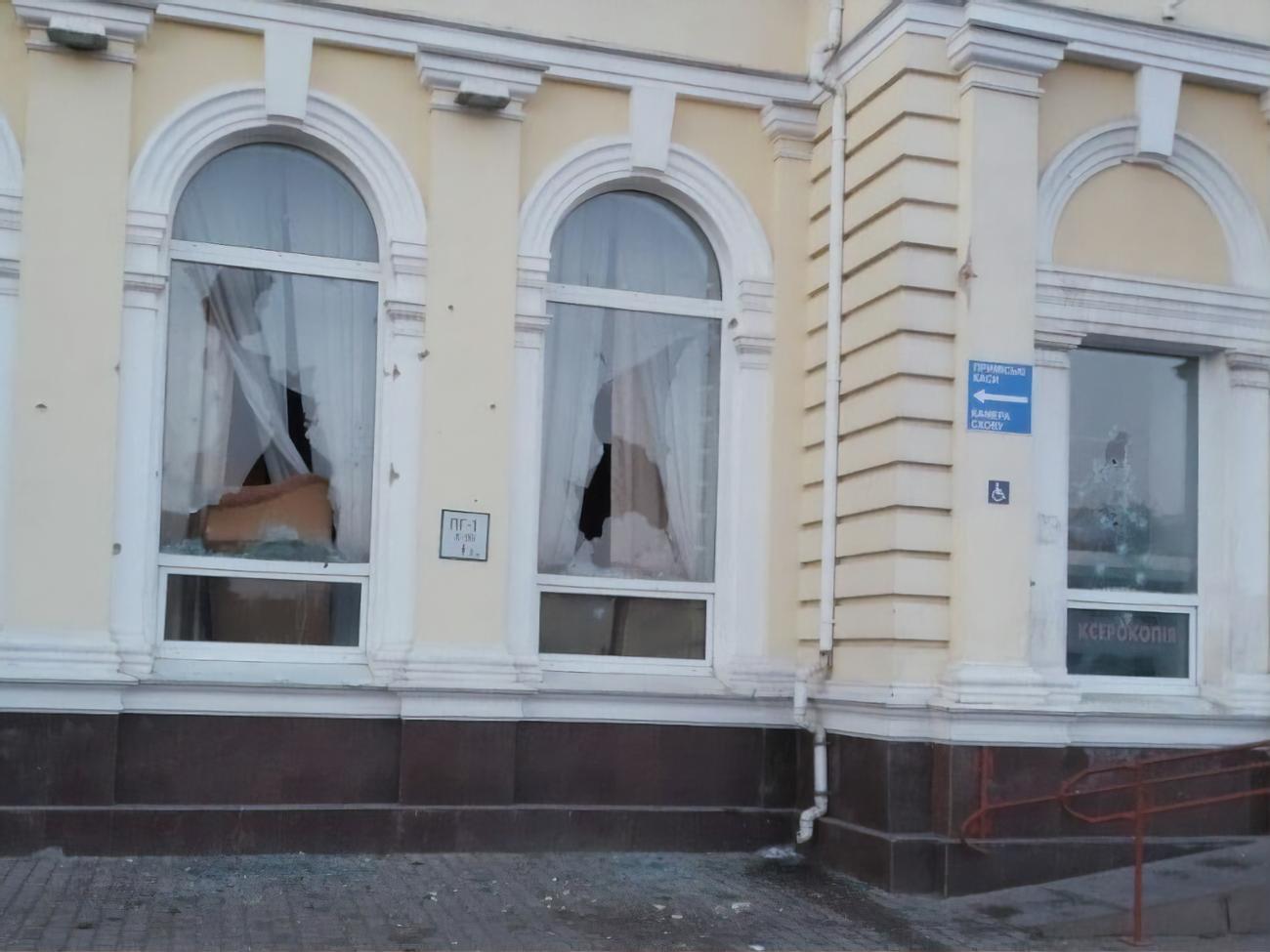 Следы обстрелов на здании вокзала