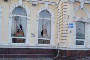 Сліди обстрілів на будівлі вокзалу
