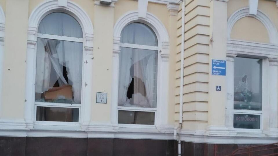 Сліди обстрілів на будівлі вокзалу
