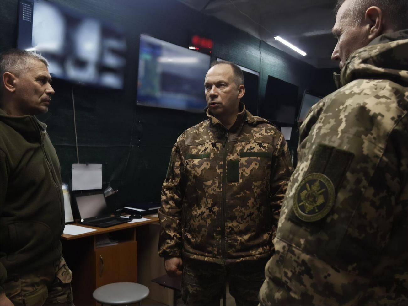 Сирський (посередині) втретє за дев'ять днів побував у Бахмуті, який обороняється