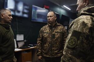 Сирський (посередині) втретє за дев'ять днів побував у Бахмуті, який обороняється