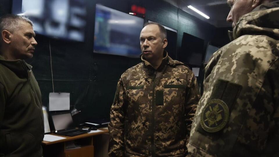 Сырский (посередине) в третий раз за девять дней побывал в обороняющемся Бахмуте