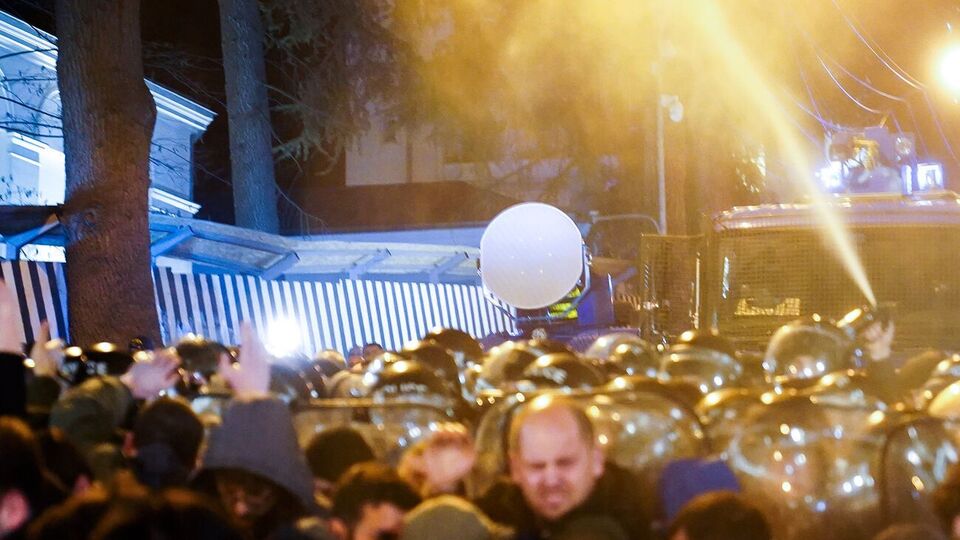 У здания парламента собрались тысячи людей
