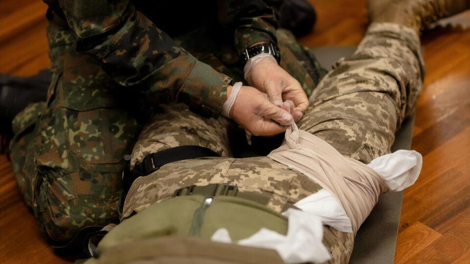 В Венгрии признали, что участвуют в подготовке украинских военных медиков "для гуманитарных целей"