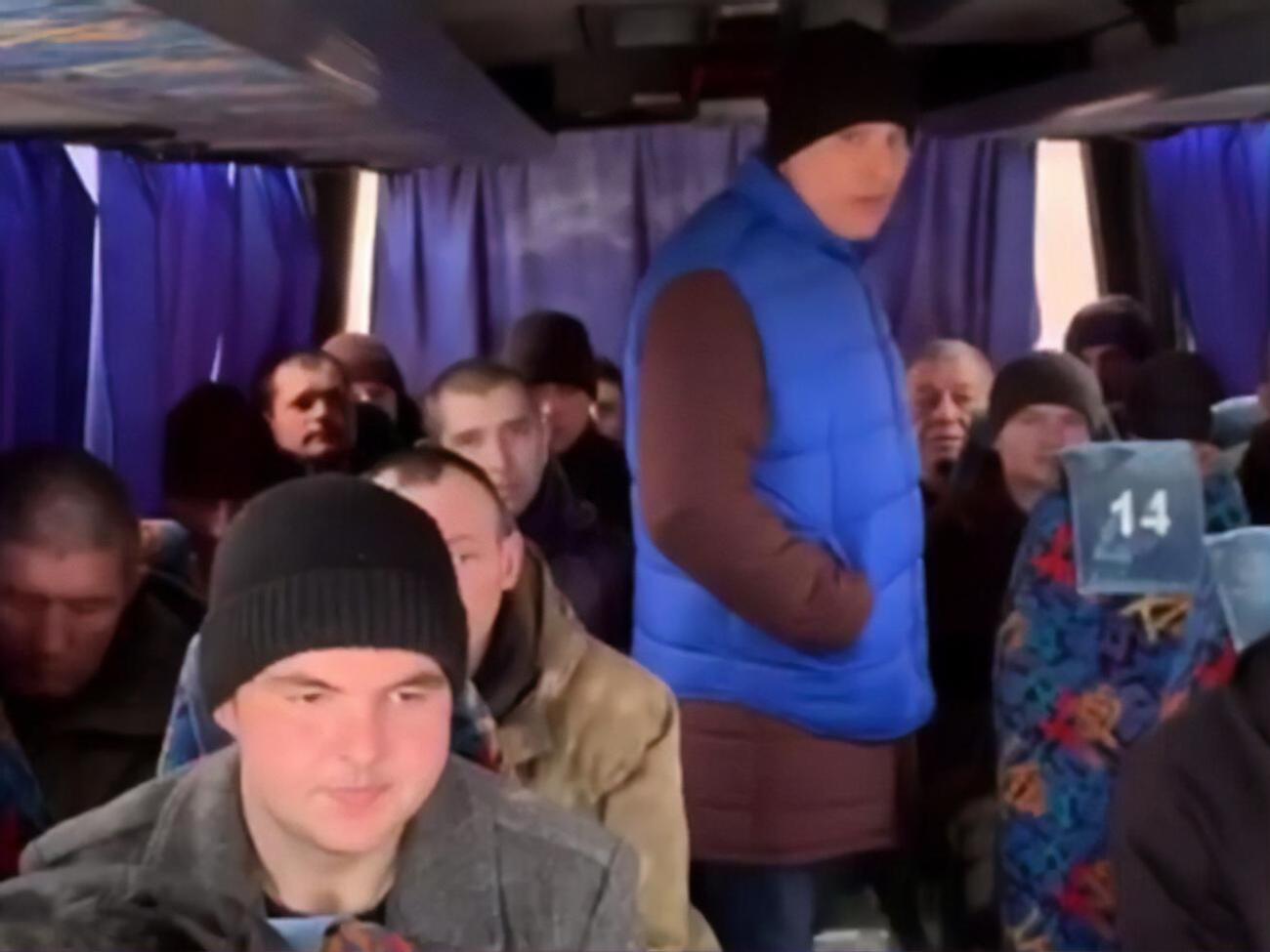 "Сподіваюся, ми з вами більше не побачимося", – сказав представник секретаріату омбудсмена росіянам, які чекали на обмін в автобусі