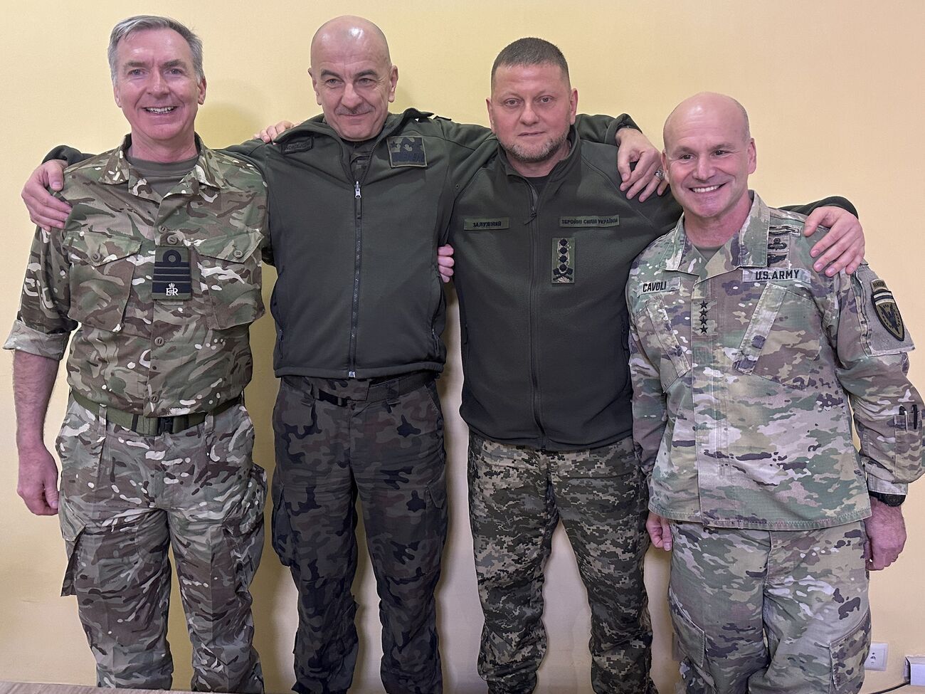 Залужный (второй справа) сообщил, что проинформировал высших военачальников из США, Великобритании и Польши о ходе событий в Бахмуте