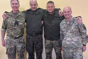 Залужный (второй справа) сообщил, что проинформировал высших военачальников из США, Великобритании и Польши о ходе событий в Бахмуте