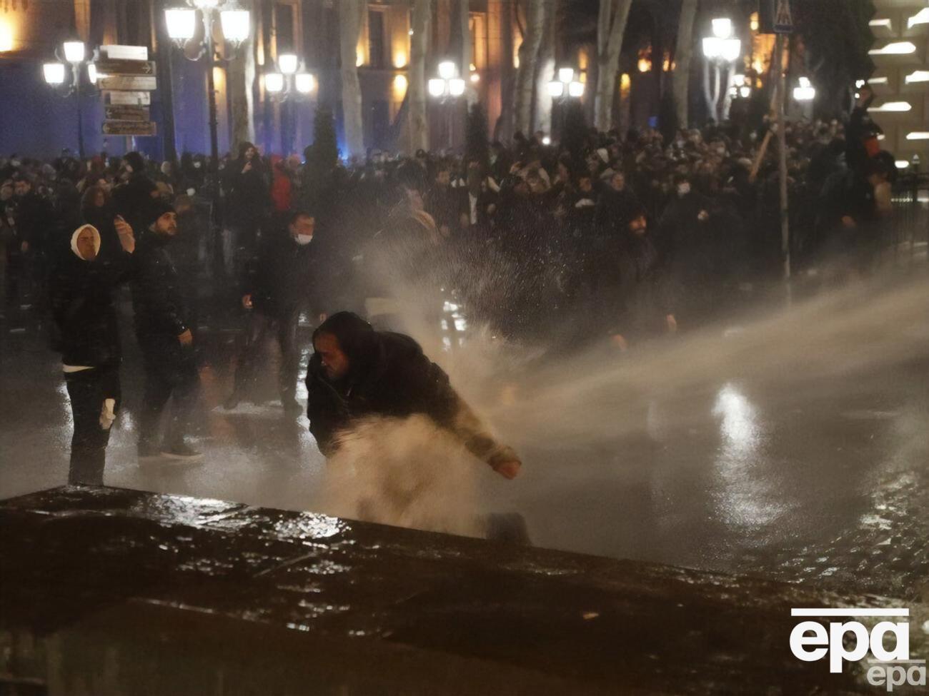 МВД Грузии заявляет, что полиция применила "пропорциональную силу" к митингующим