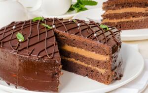 Торт "Прага" готують на основі шоколадного бісквіту