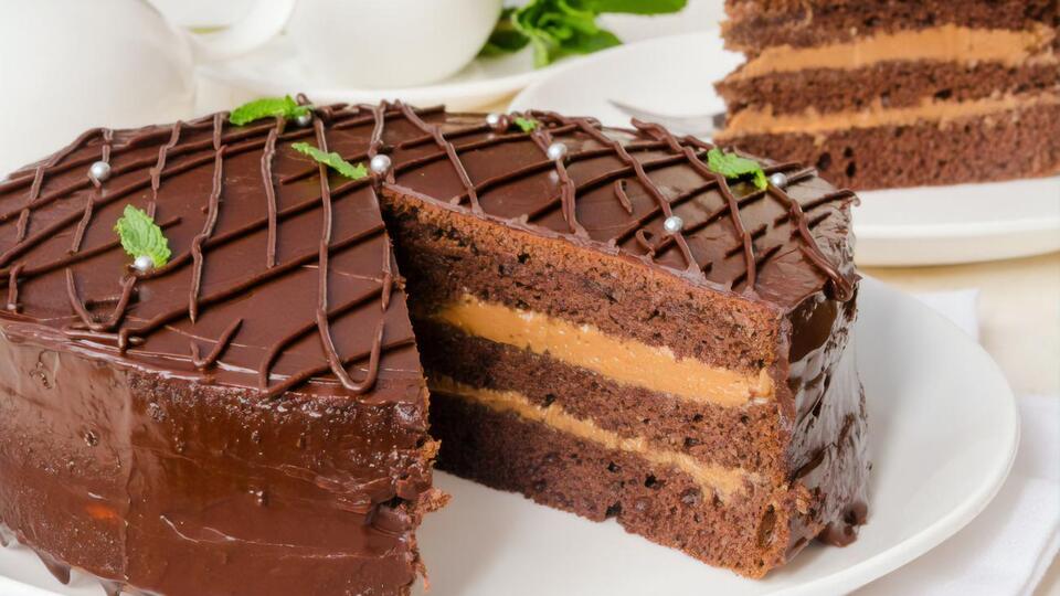Торт "Прага" готують на основі шоколадного бісквіту