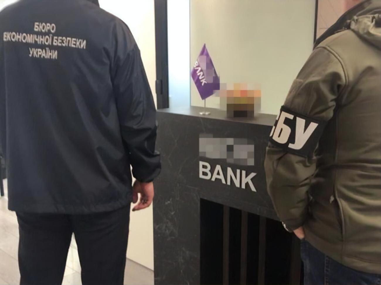 Правоохоронці встановили, що посадовці банку налагодили механізм "легалізації" грошей неліцензованих онлайн-казино