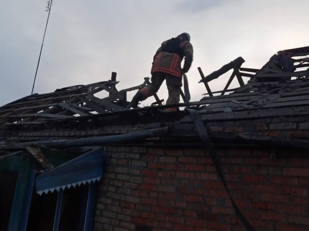 Через артобстріли окупантами в Нікополі пошкоджено 24 приватні будинки, сім господарських споруд, зазначив голова Дніпропетровської облради