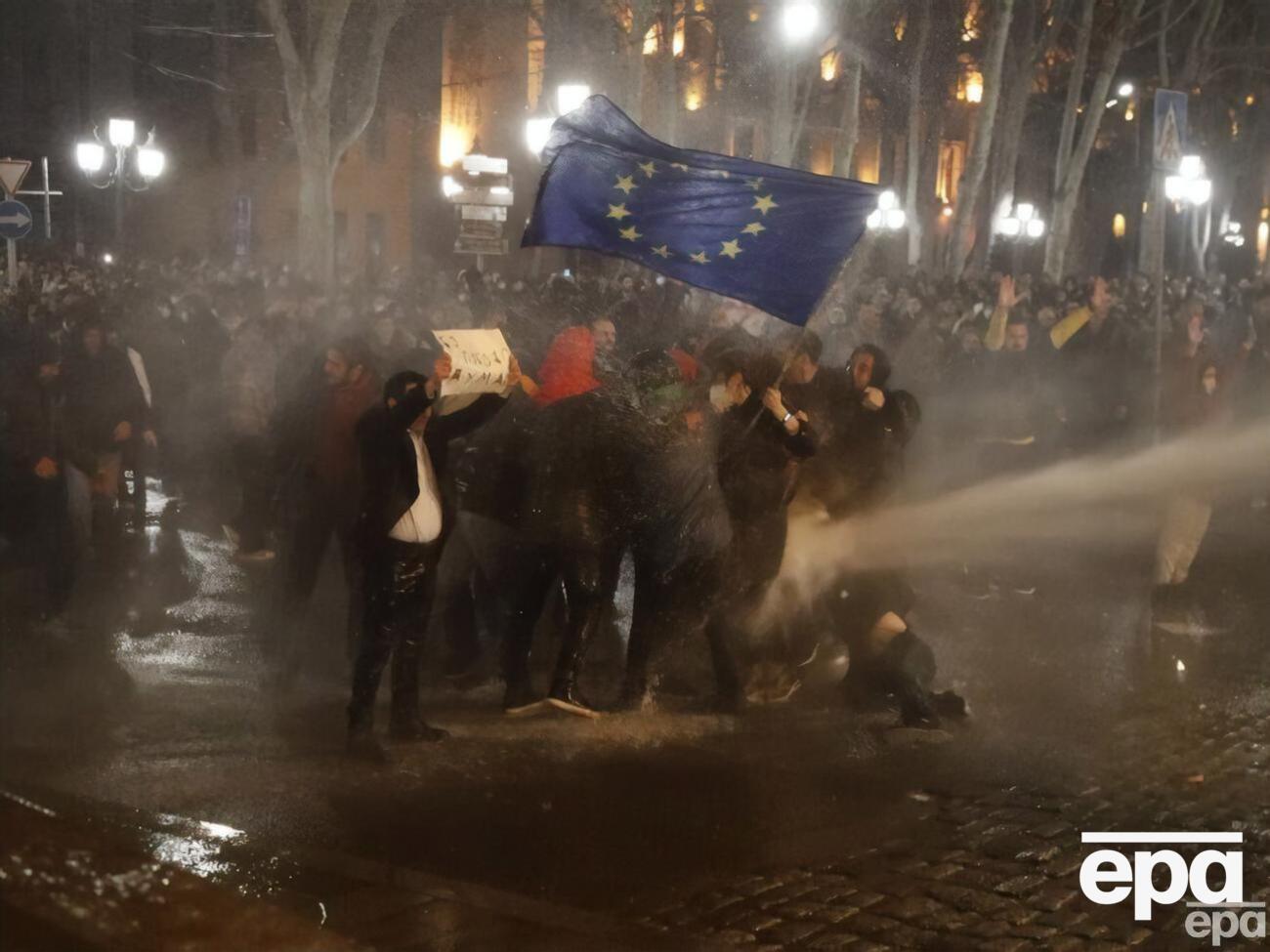 В Тбилиси полиция начала разгон протестующих, собравшихся на проспекте Руставели у здания парламента