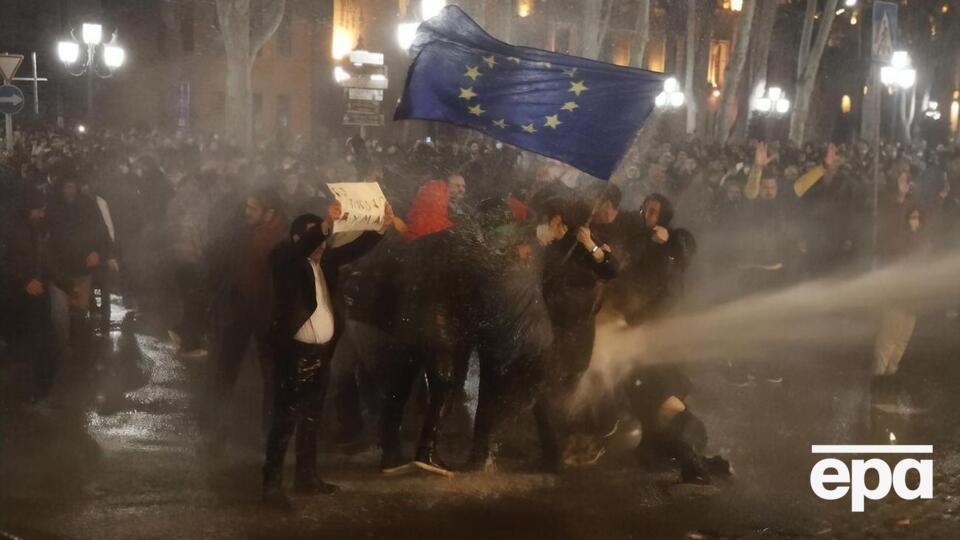 В Тбилиси полиция начала разгон протестующих, собравшихся на проспекте Руставели у здания парламента