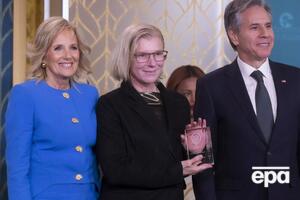 Тайра (Юлия Паевская) получила награду из рук Джилл Байден (слева) и Блинкена