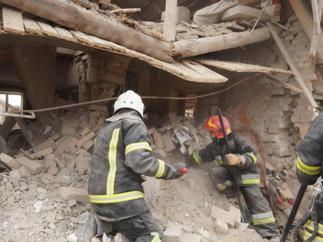 Під завалами рятувальники виявили тіло загиблого чоловіка