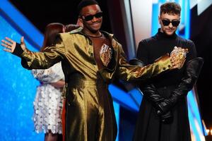 Музыканты добавили в англоязычную композицию куплет на украинском языке