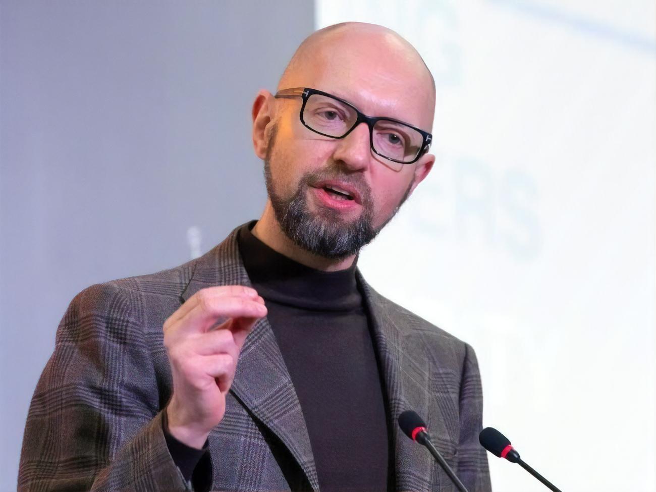 Яценюк: Путін мочить своїх непогано