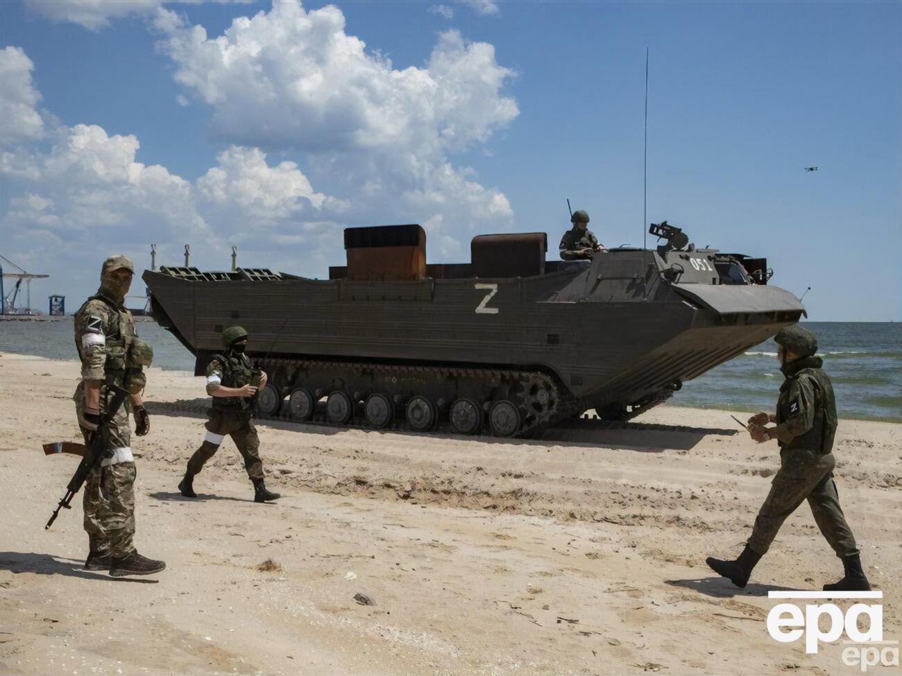 Россияне стараются рассредоточить технику, боеприпасы и живую силу за пределами Мариуполя после серии прилетов