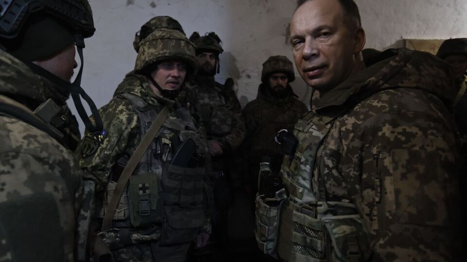 Сили оборони зараз продовжують захищати місто – командувач Сухопутних військ