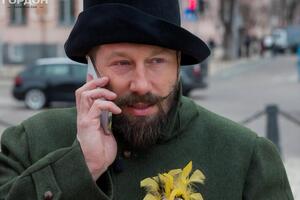 У гардеробі в Чичваркіна приблизно 25 капелюхів, але з них не більше ніж сім таких, які він найчастіше носить