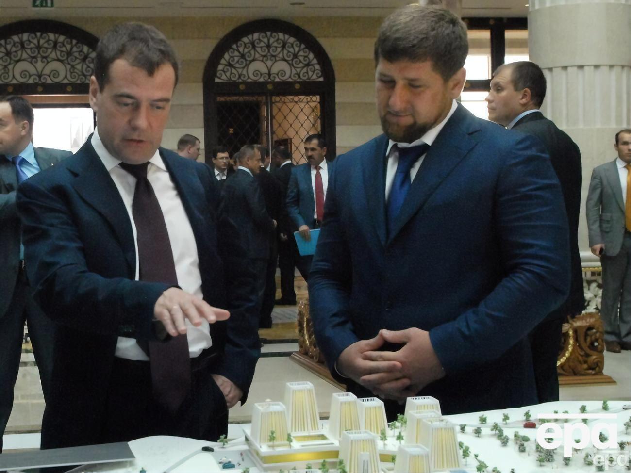 У список санкцій потрапили син і дружина Медведєва (на фото ліворуч) і дочка Кадирова