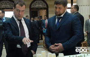 В список санкций попали сын и жена Медведева (на фото слева) и дочь Кадырова