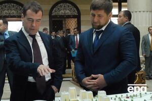 У список санкцій потрапили син і дружина Медведєва (на фото ліворуч) і дочка Кадирова