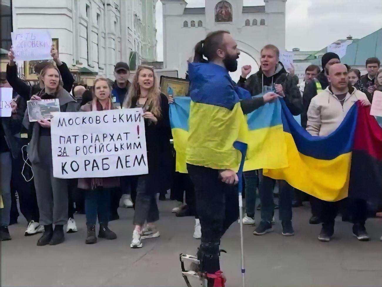 Кілька сотень людей прийшли на акцію протесту до Києво-Печерської лаври