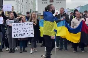 Несколько сотен человек пришли на акцию протеста в Киево-Печерскую лавру