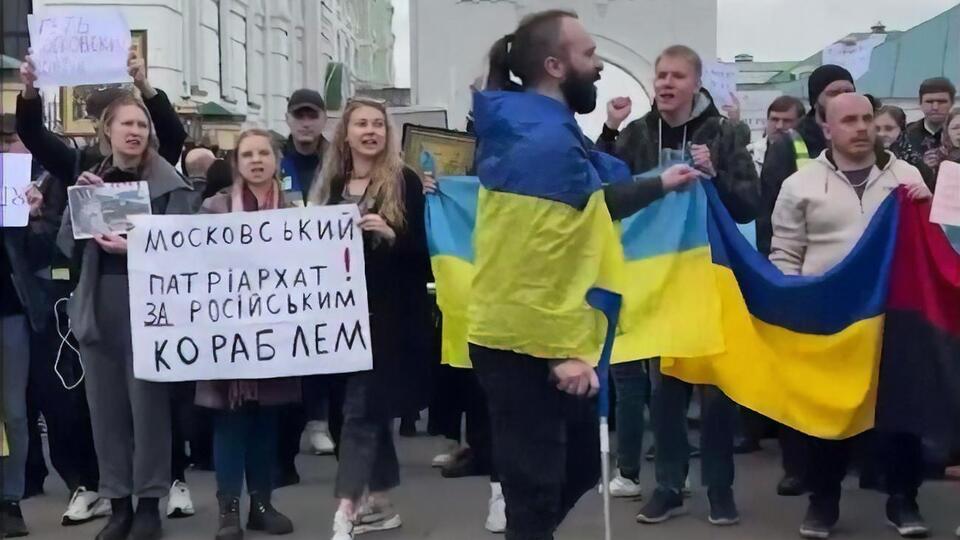 Несколько сотен человек пришли на акцию протеста в Киево-Печерскую лавру