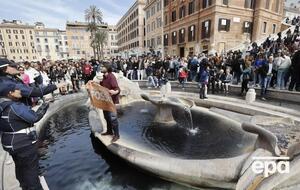 Активисты принесли воду, подкрашенную в черный древесным углем, и вылили ее в фонтан Баркачча