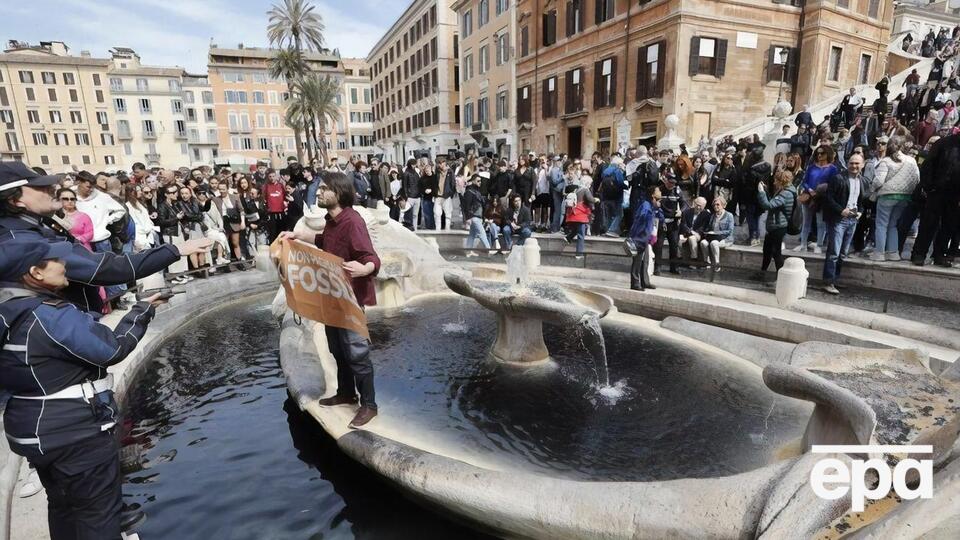 Активисты принесли воду, подкрашенную в черный древесным углем, и вылили ее в фонтан Баркачча