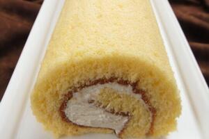 Рулет треба випікати в духовці, розігрітій до 170 °С, орієнтовно протягом 25 хвилин