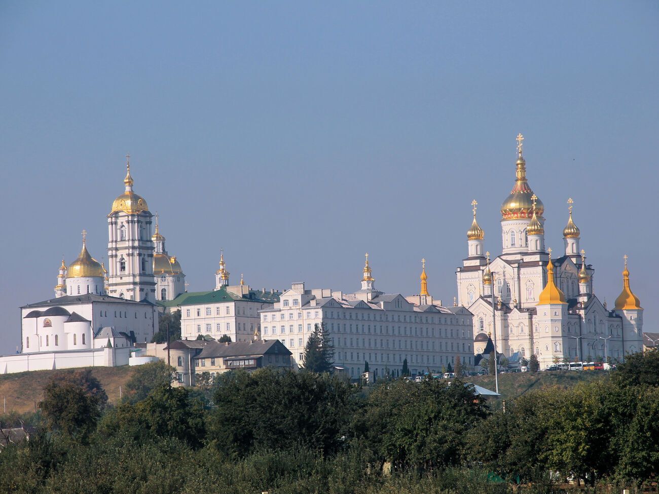В комплекс Почаевской лавры входит 18 построек, в 2003 году его передали в аренду МП на 49 лет
