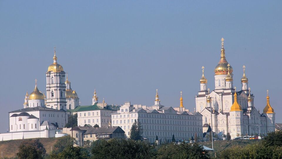 В комплекс Почаевской лавры входит 18 построек, в 2003 году его передали в аренду МП на 49 лет