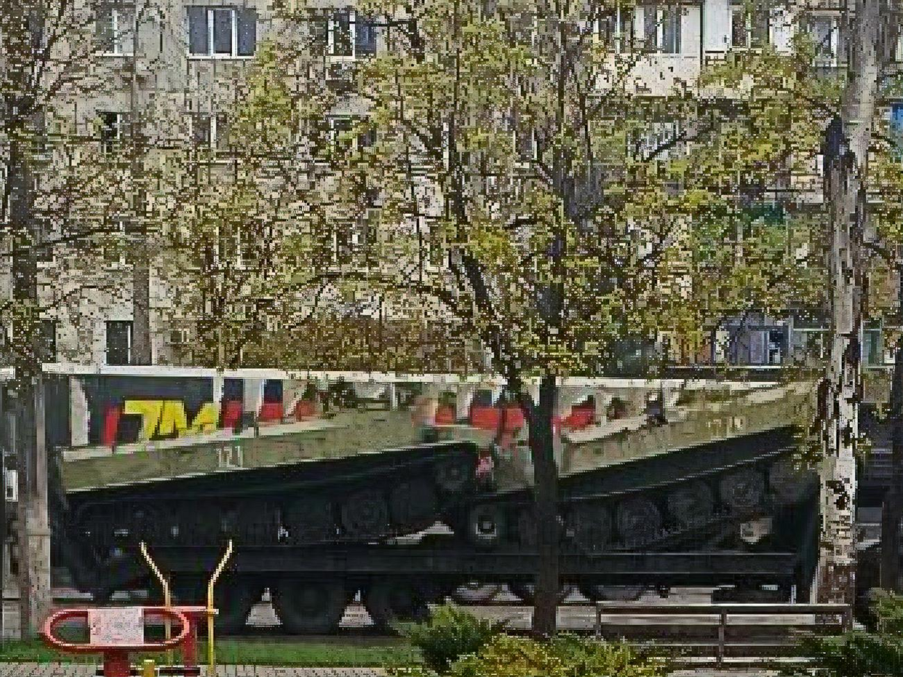 Партизаны продолжают фиксировать движение техники россиян через Мариуполь