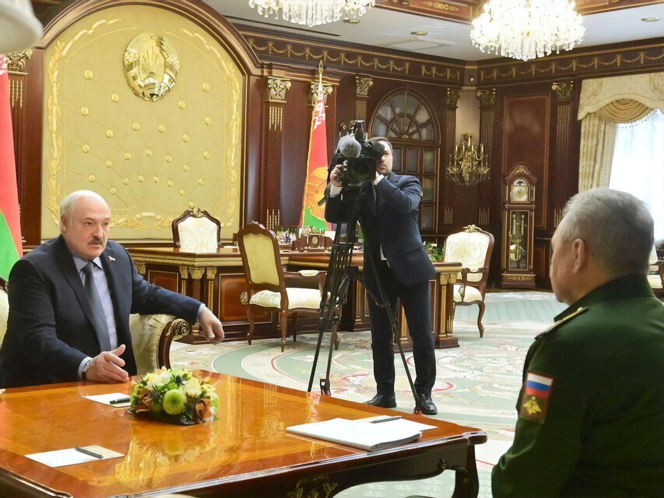 Лукашенко поговорил с Шойгу о том, как РФ будет защищать Беларусь