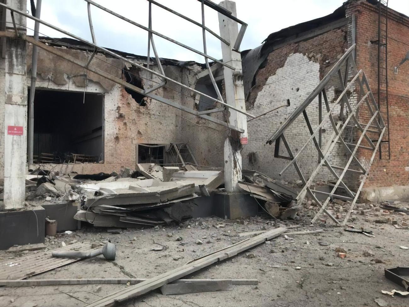 В результате обстрелов есть разрушения