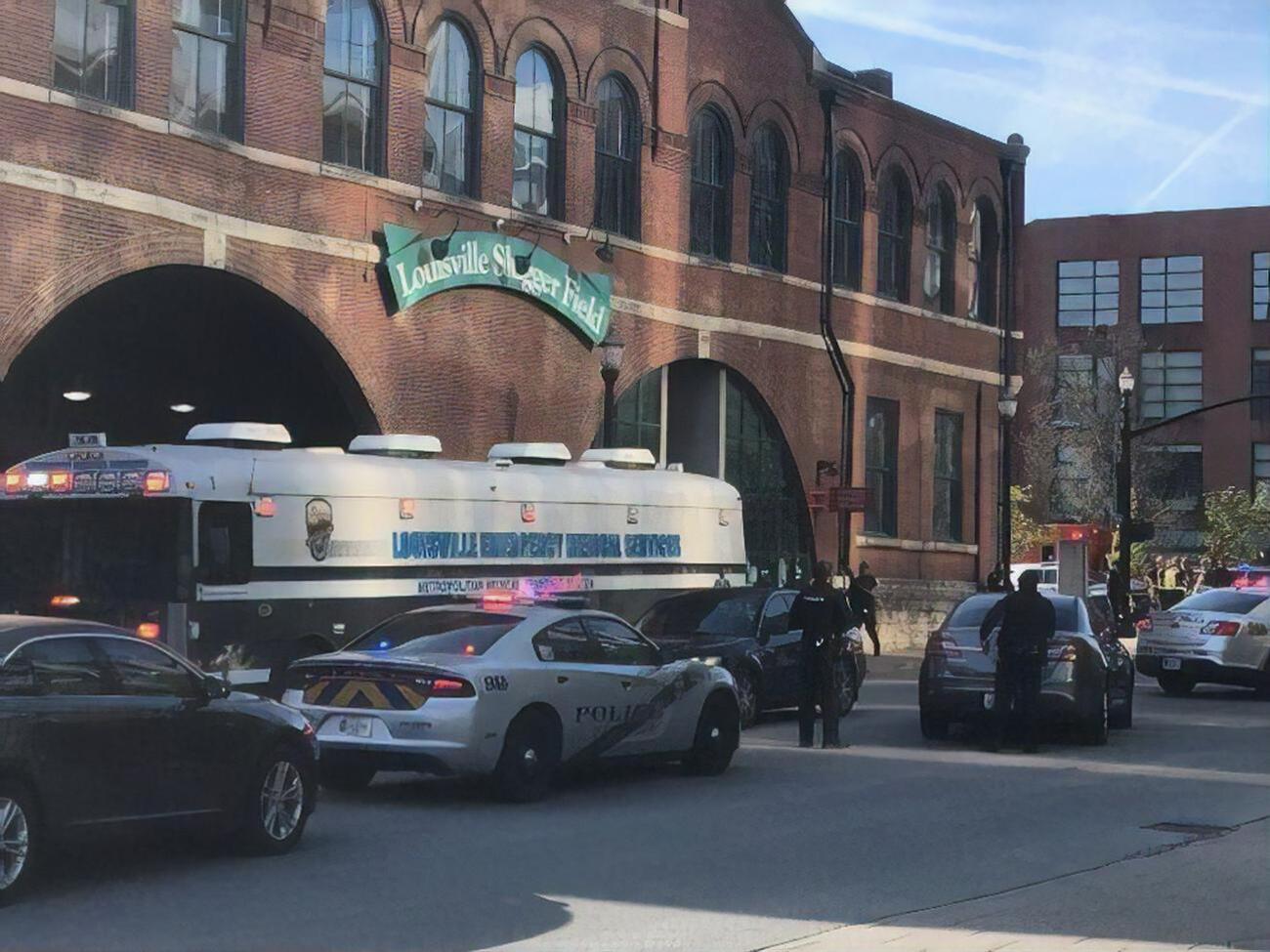 На месте происшествия ранен полицейский