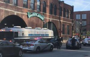 На месте происшествия ранен полицейский