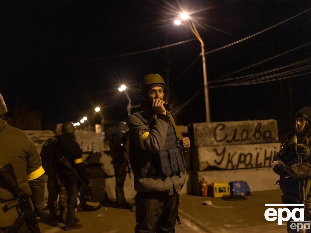 "Блокпосты были на каждой улице: слева, справа квартал, кто где что хочет. Потом постепенно привели это в порядок",&nbsp;&ndash; отметил министр